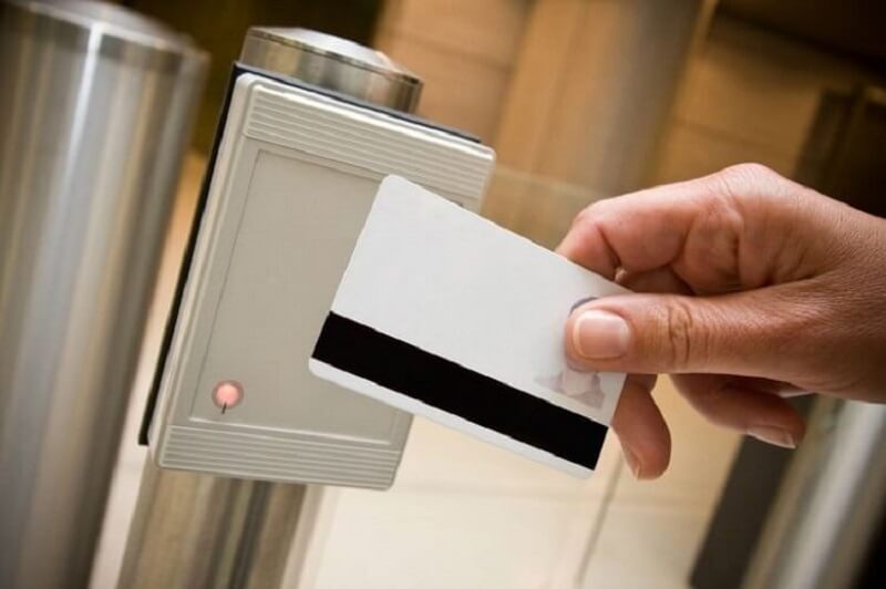 Почему стоит забирать магнитную карточку-ключ от номера в отеле