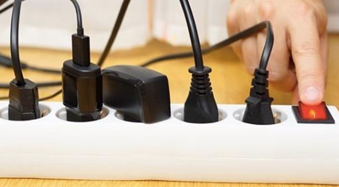 Чем опасны зарядные устройства, которые постоянно подключены к розетке и нужно ли их отключать