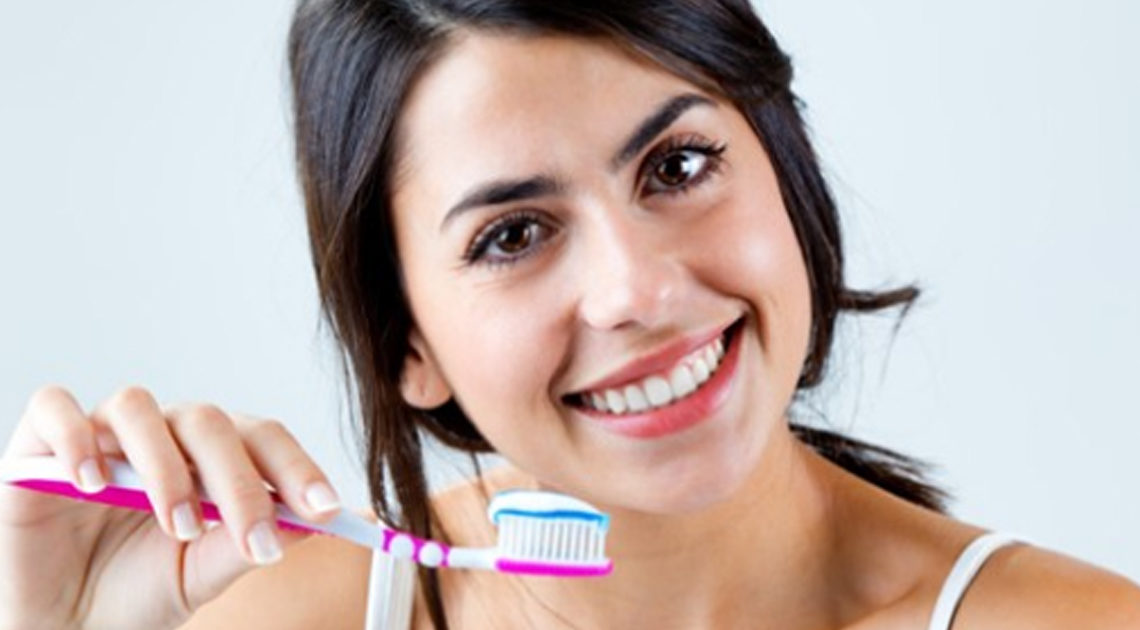 Можно ли использовать отбеливающие зубные пасты при чувствительных зубах: 3 важных правила